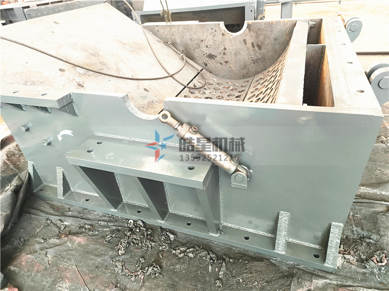 Real photos of the production box and screen plate structure of the 1600 oil drum crusher equipment