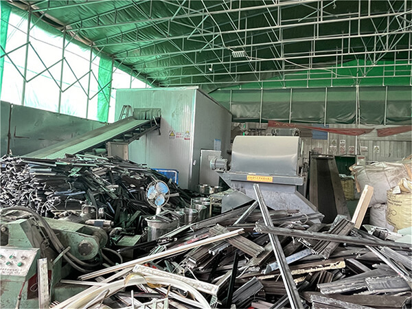 断桥铝门窗料破碎