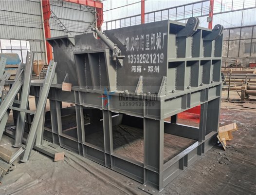 Real shot of semi-finished equipment for the base of the broken bridge aluminum crusher