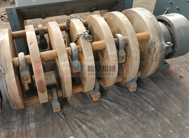 Real photos of metal crusher hammer head and spindle equipment